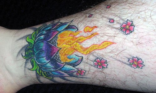 惊人的神圣蓝色莲花和火焰脚踝纹身图案