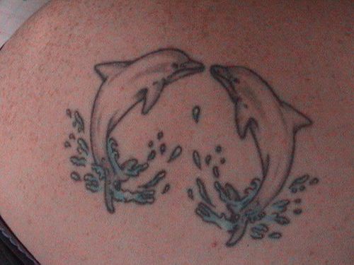 两只跃出水面的海豚纹身图案
