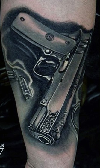 手臂3D惊人的黑白逼真手枪与子弹纹身图案