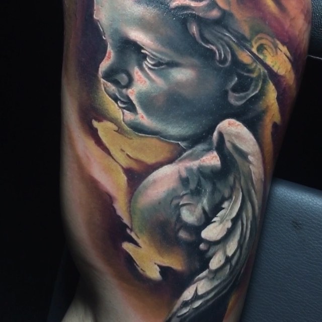 手臂石雕风格的小宝贝天使雕像纹身图案