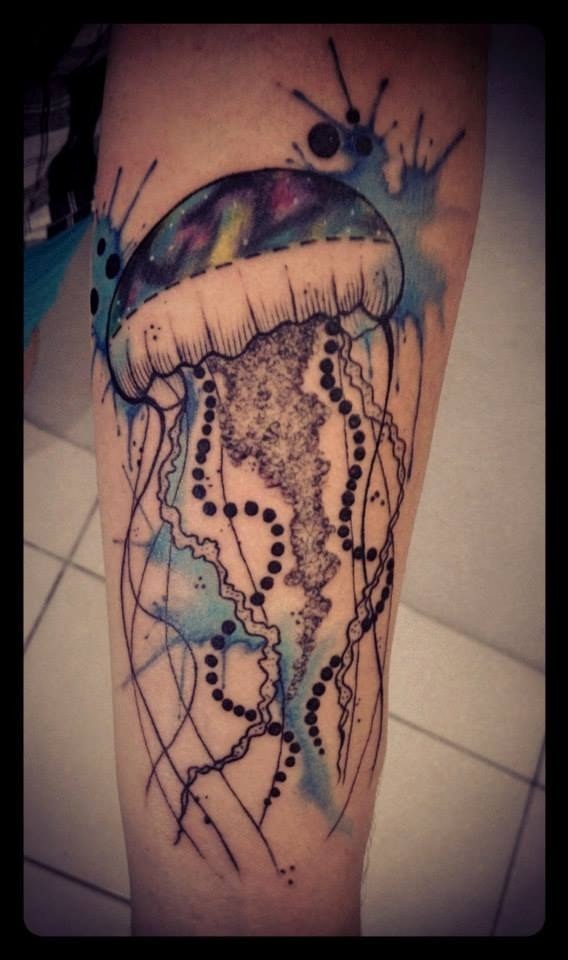 手臂水彩泼墨海洋水母和星空纹身图案