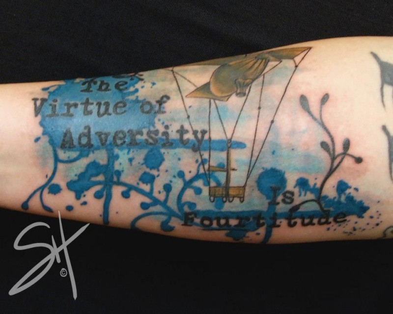 手臂彩色字母与飞艇纹身图案