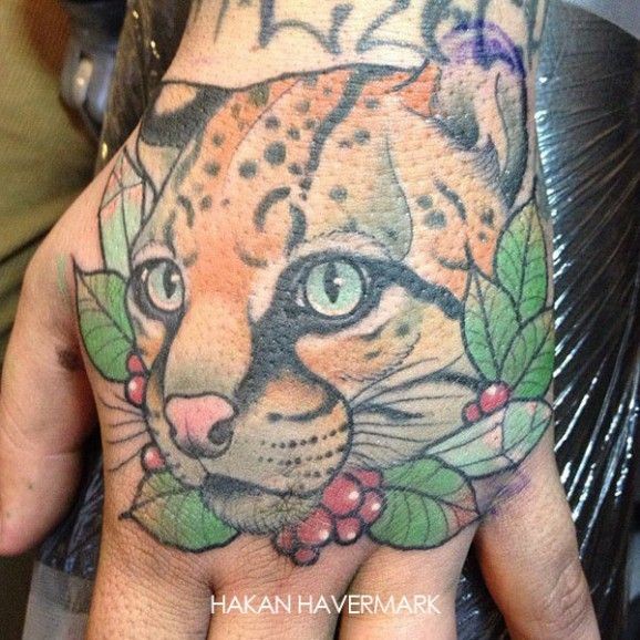 手背可怕的真写实豹头纹身图案