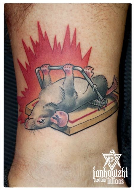 有趣的彩色老鼠和捕鼠器脚踝纹身图案
