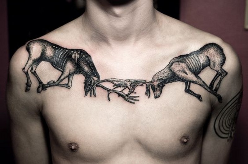胸部写实的黑色鹿战斗纹身图案