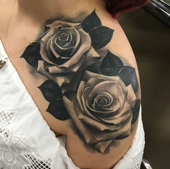 肩部3D黑灰玫瑰花纹身图案