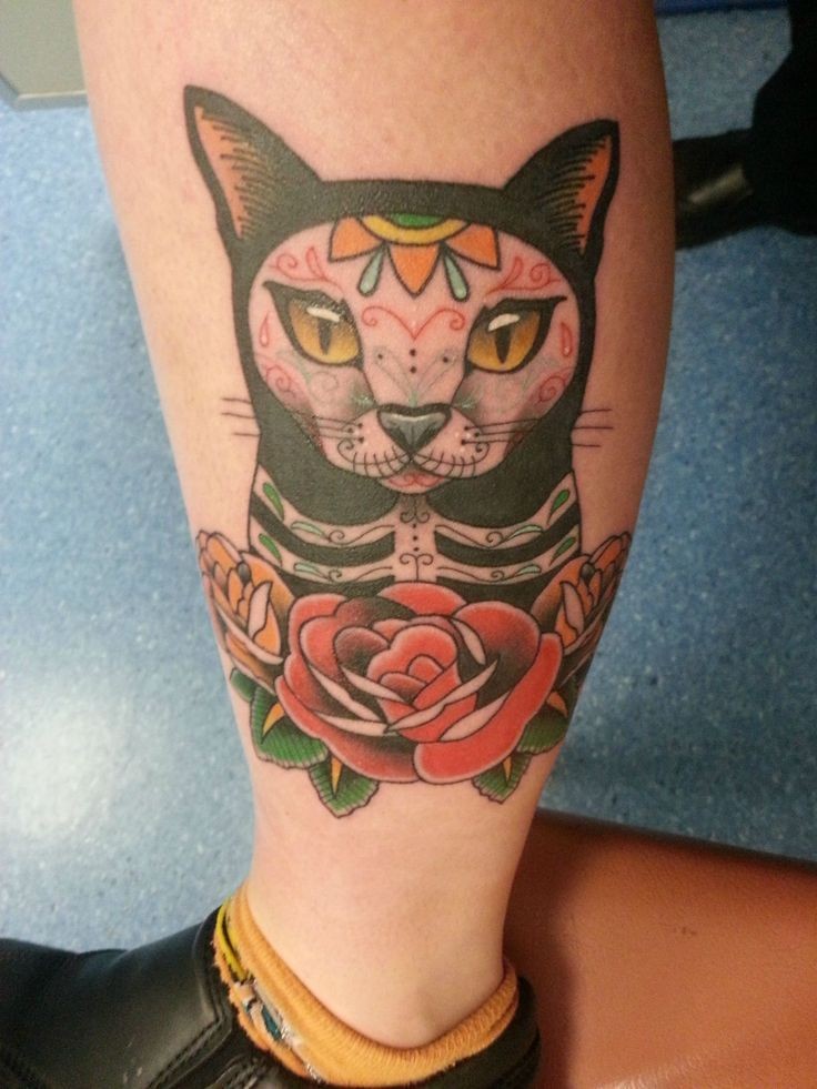 墨西哥风格的彩色猫与玫瑰脚踝纹身图案