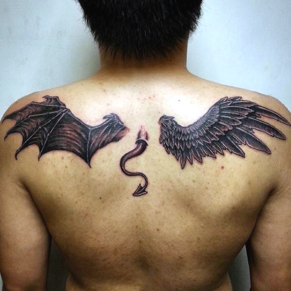 男性背部3D写实的恶魔翅膀尾巴纹身图案