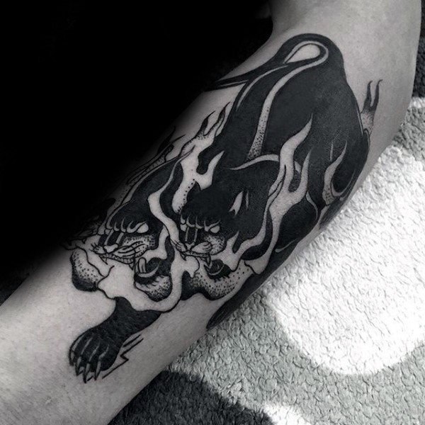 old school黑色点刺地狱犬和火焰手臂纹身图案