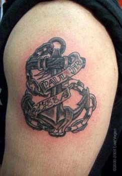 手臂黑灰船锚铁链和字母纹身图案
