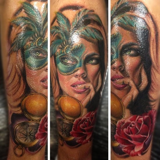 写实风格的彩色女性面具和指南针手臂纹身图案