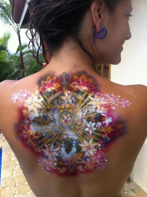 女生背部3D发光的花朵彩色纹身图案