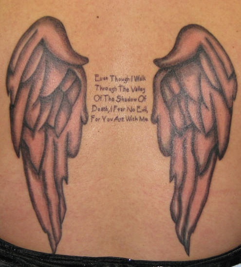 天使翅膀和字母纹身图案