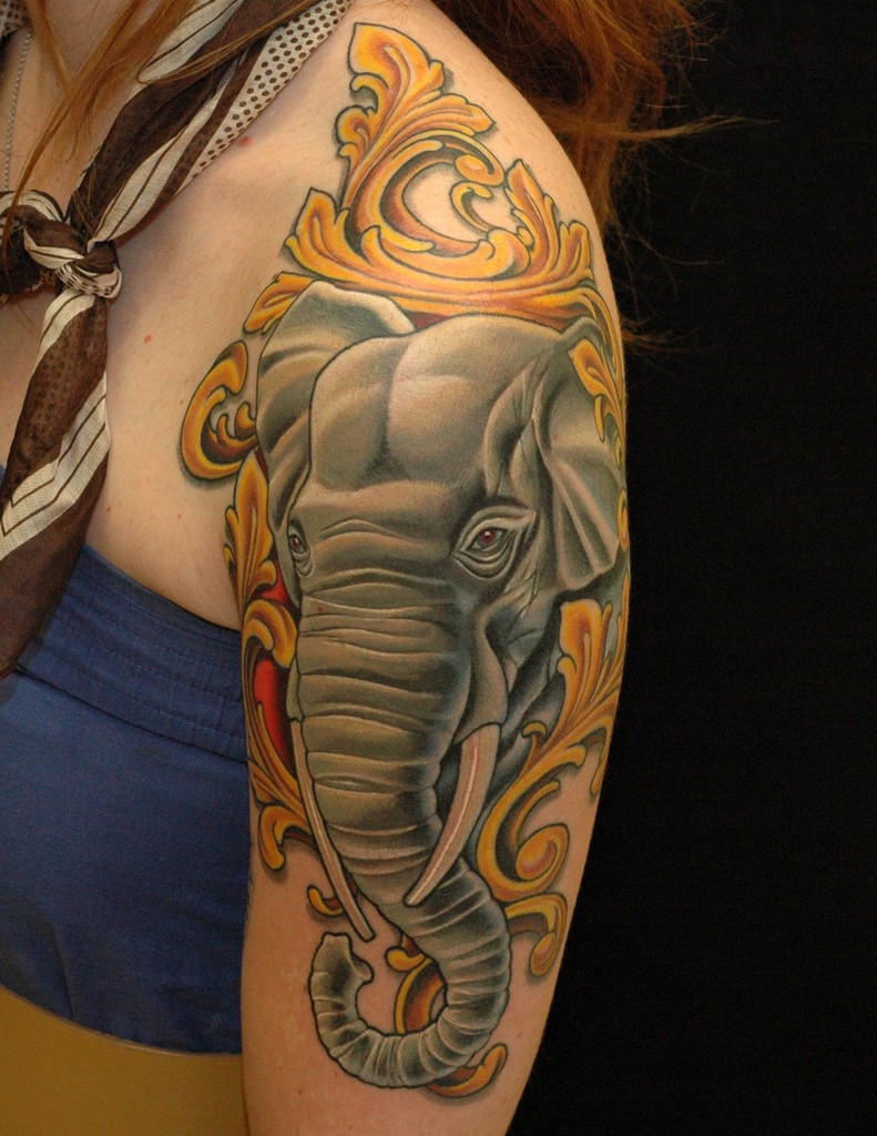手臂彩色的大象纹身图案