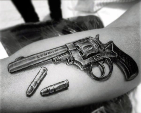 手臂3D非常写实的左轮手枪与子弹纹身图案
