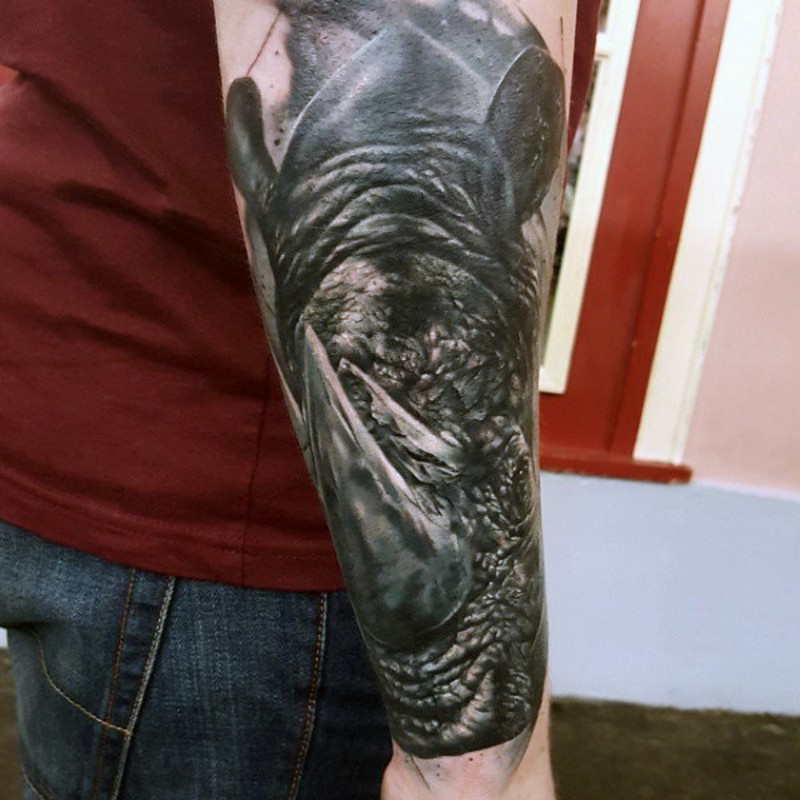 手臂3D逼真的愤怒犀牛头纹身图案