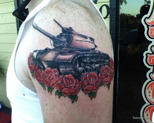 手臂中型彩色的美国坦克与鲜花纹身图案