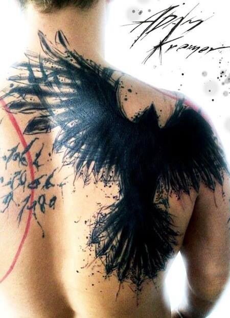 背部抽象风格的黑色乌鸦纹身图案