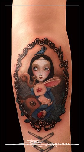 手臂卡通式可爱的女孩与兔子纹身图案