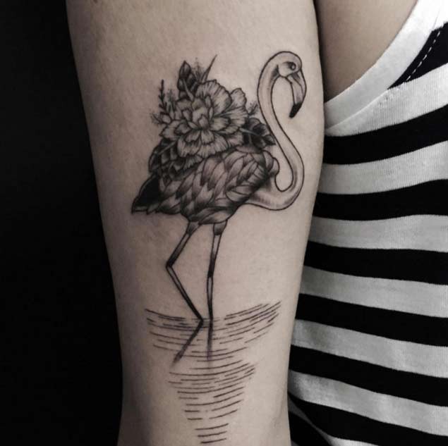 old schoo黑白火烈鸟和花朵手臂纹身图案
