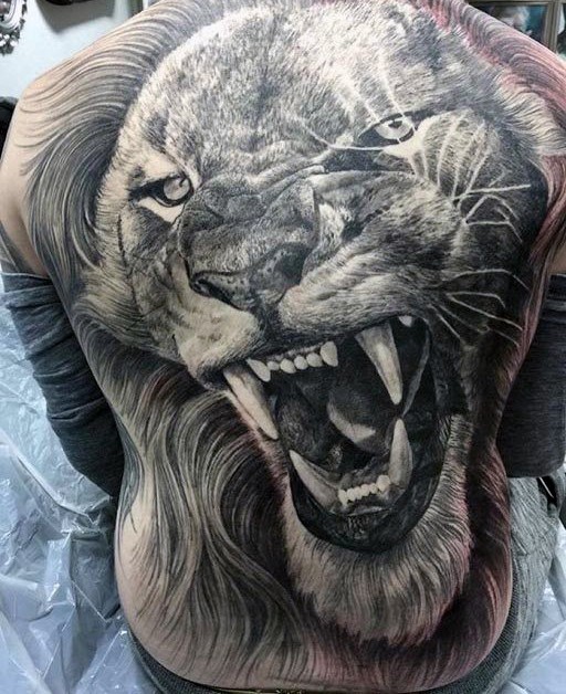 背部巨大的3D逼真咆哮狮子头纹身图案