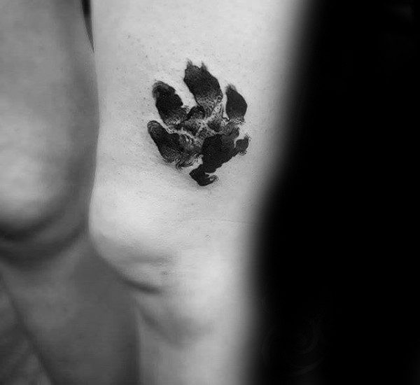 大腿黑色的动物爪印纹身图案