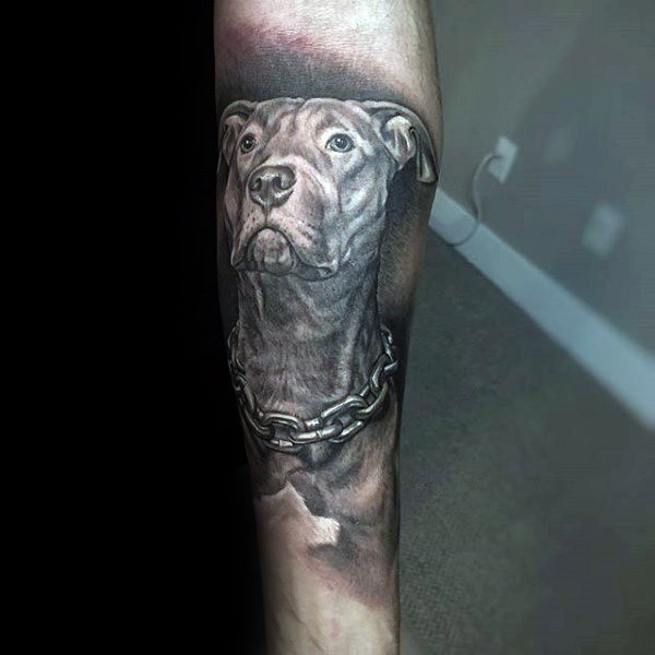 手臂写实风格的狗和铁链纹身图案