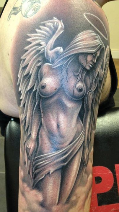 大臂可爱的天使裸体女孩纹身图案