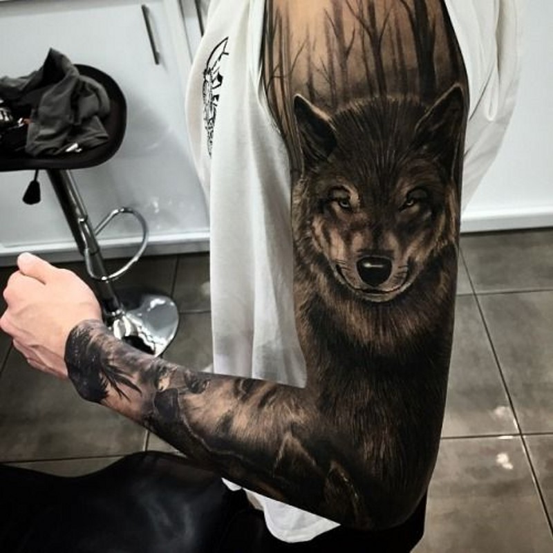 手臂黑色的狼和树林纹身图案