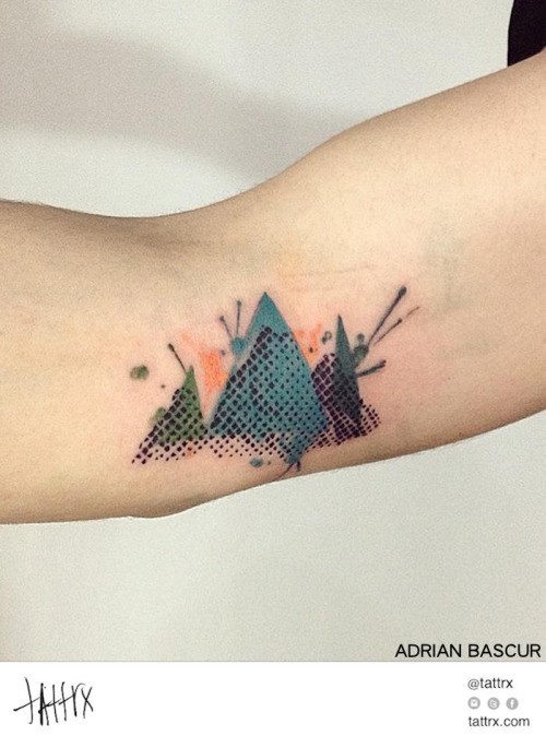 手臂抽象风格的彩色三角形纹身图案