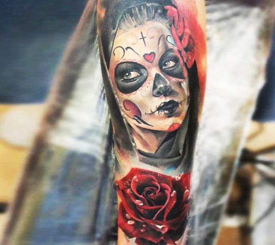 墨西哥式女性和3D玫瑰彩色手臂纹身图案