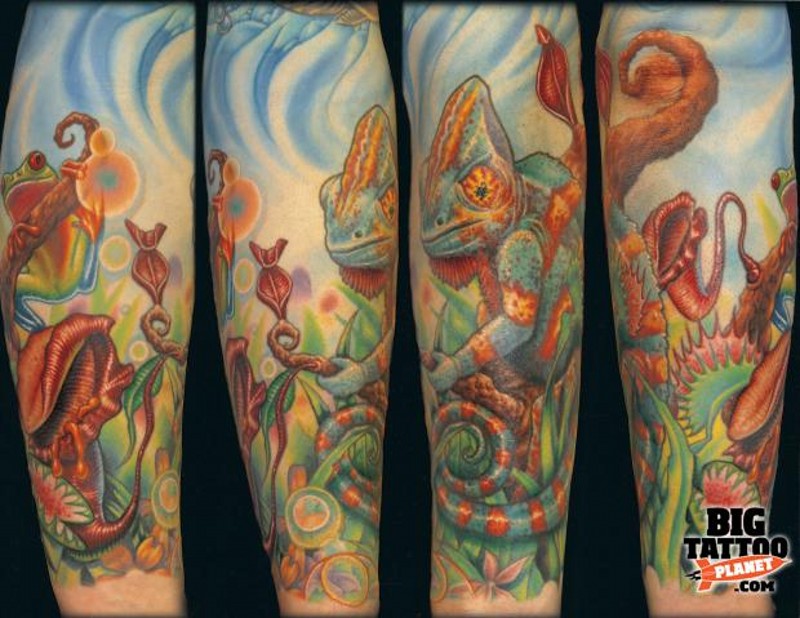 写实的七彩变色龙和丛林植物手臂纹身图案