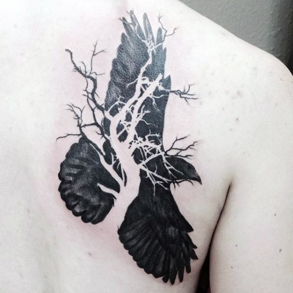 背部抽象风格黑白半树半乌鸦纹身图案