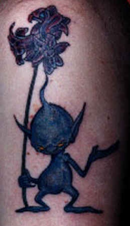 黑色的小火星生物和花朵纹身图案