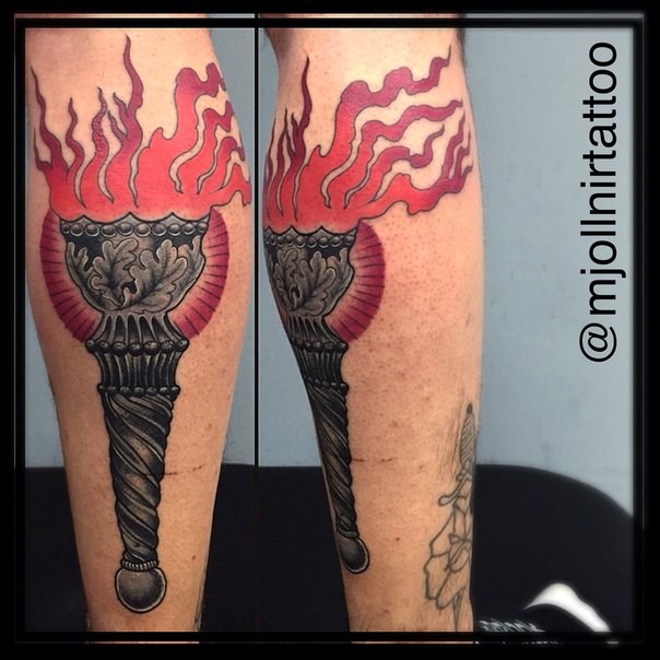 小腿彩色的古代火炬个性纹身图案