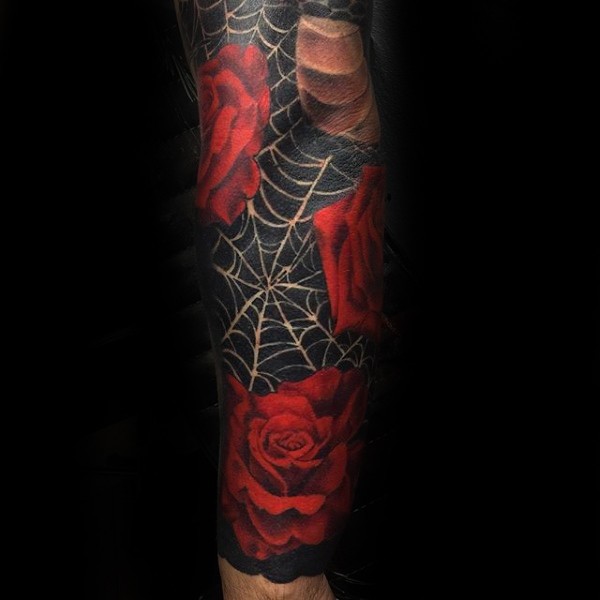 手臂美丽的3D红玫瑰与蜘蛛网纹身图案
