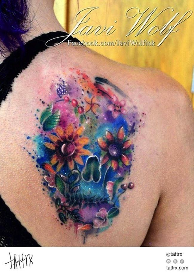 背部抽象风格水彩神秘骷髅与花朵纹身图案