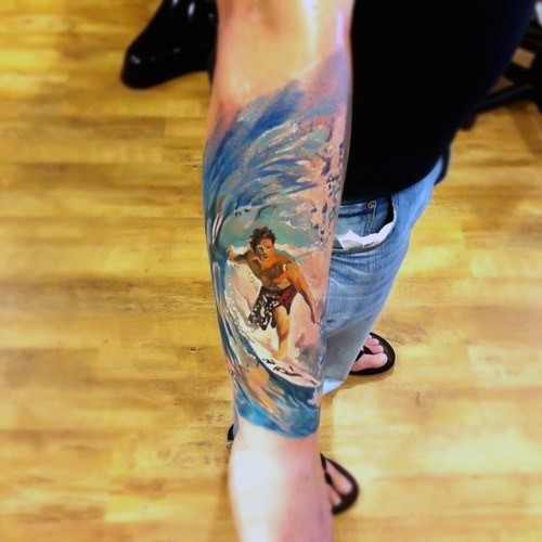 小臂丰富多彩的冲浪人纹身图案