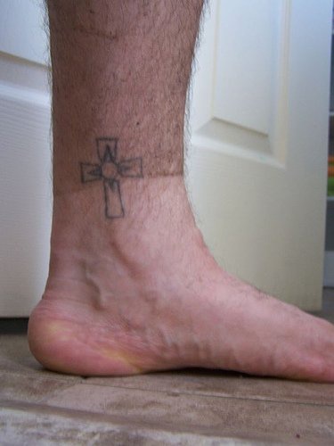 简约的十字架脚踝纹身图案