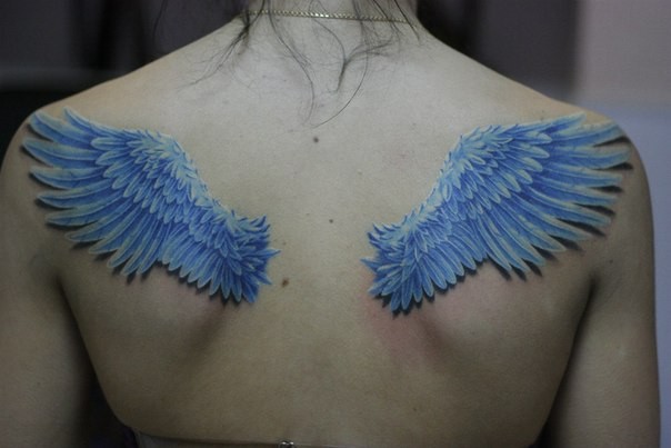 蓝色天使的翅膀背部纹身图案