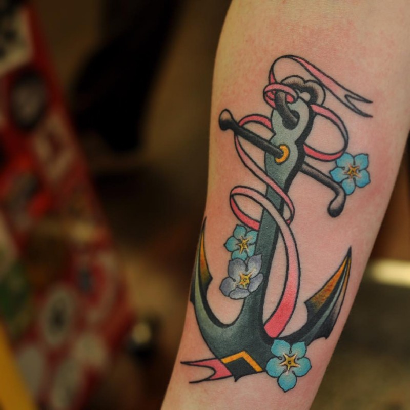 old schoo船锚和花朵红色丝带手臂纹身图案