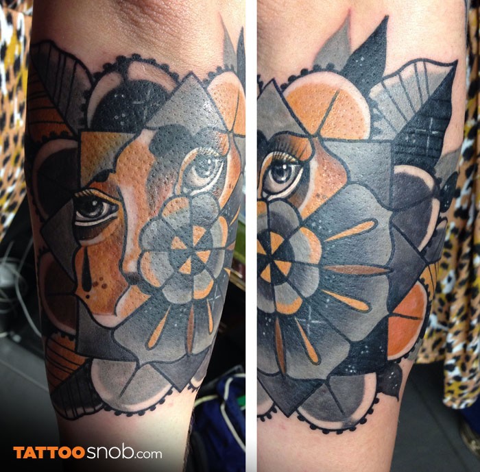 手臂抽象风格的彩色几何花朵和眼睛纹身图案