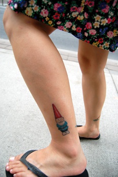 可爱的彩色小矮人脚踝纹身图案