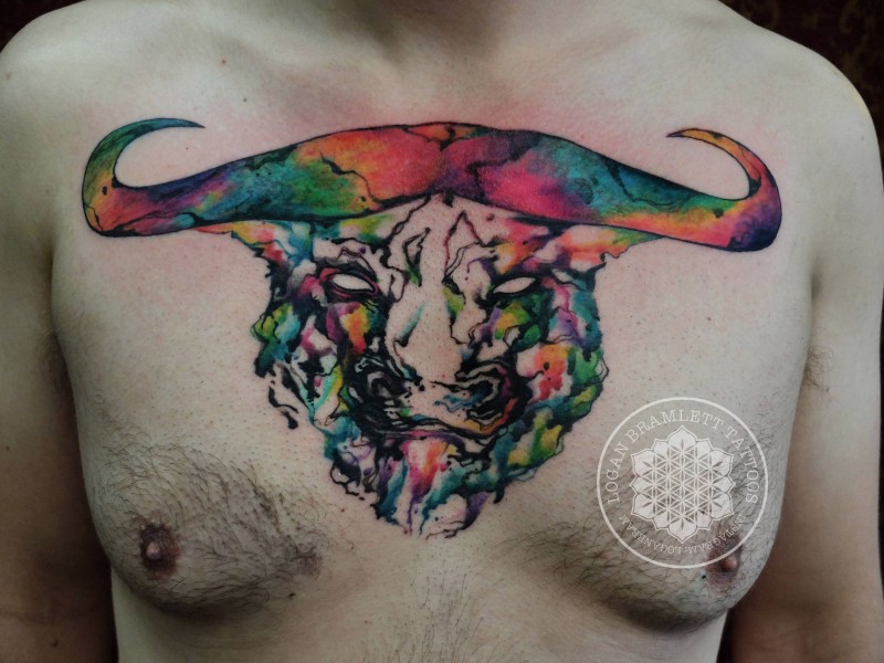 胸部时尚的彩色抽象风格公牛头纹身图案