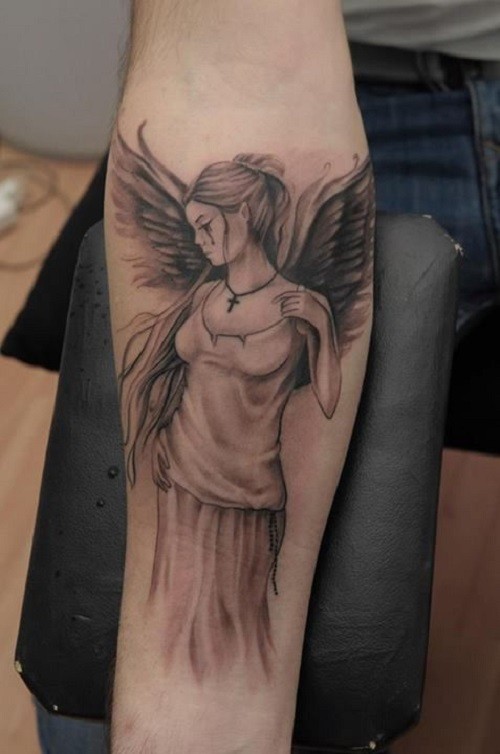 手臂上哭泣的天使纹身图案