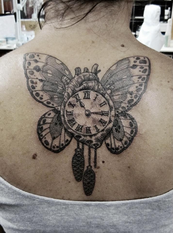背部黑色线条蝴蝶翅膀与心脏和时钟纹身图案