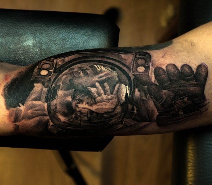 令人毛骨悚然的华丽宇航员黑色手臂纹身图案