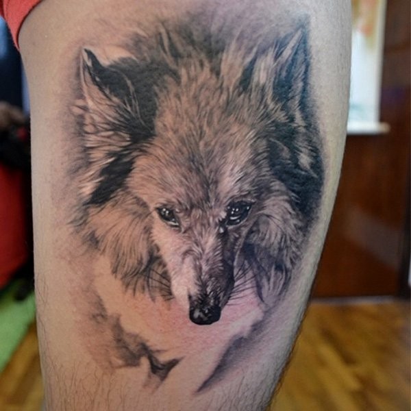 大腿上逼真的狐狸纹身图案