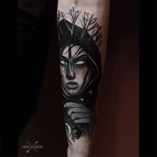 月亮树枝和怪物女人脸黑白手臂纹身图案