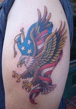 美国国旗和鹰彩色手臂纹身图案
